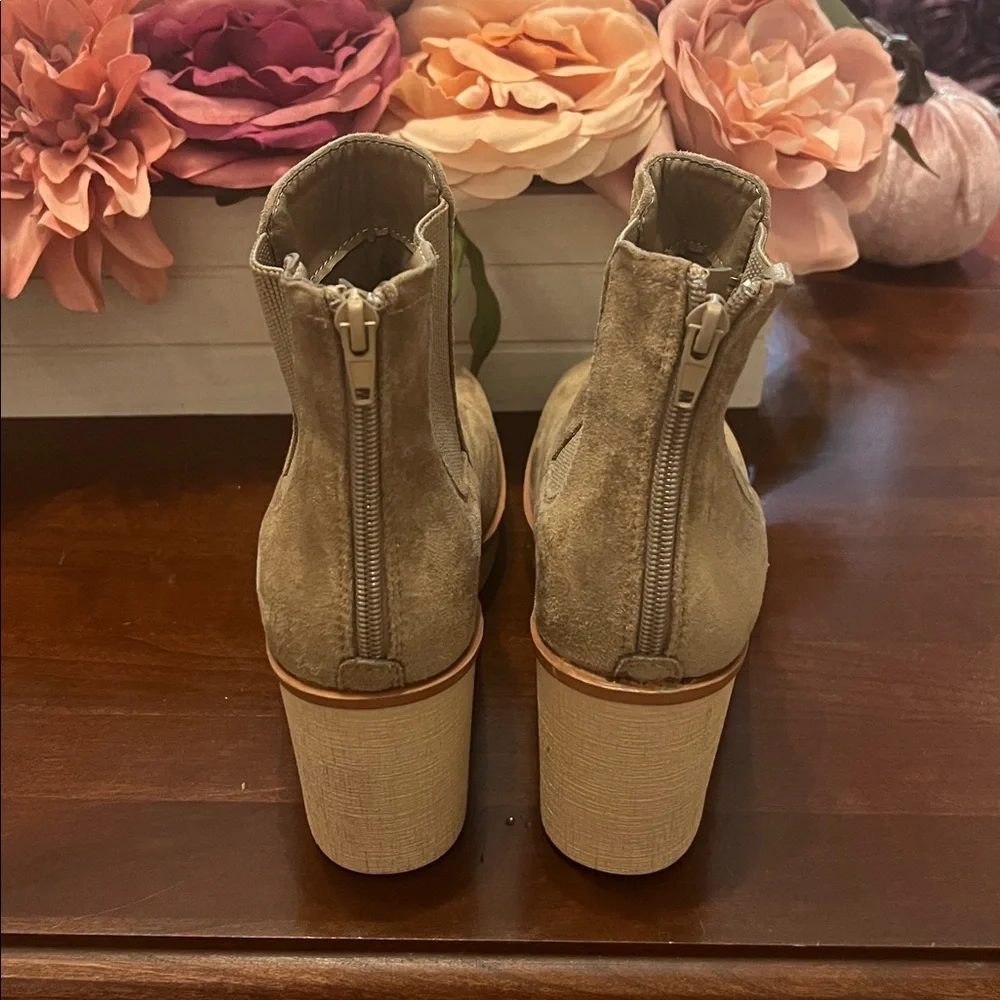 Pierre Dumas Tan Suede Ankle Boots NWOB - Picture 3 of 7